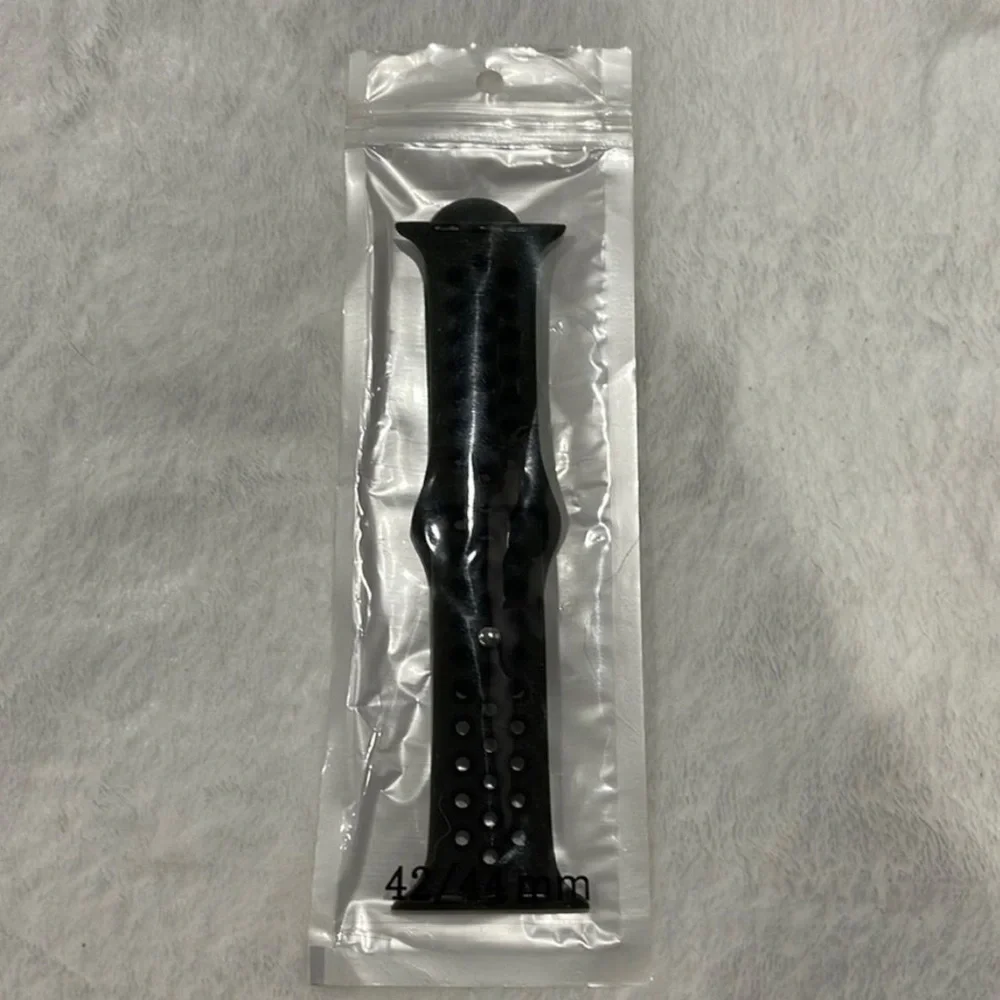 NWOT Apple Watch sports band (38/40)